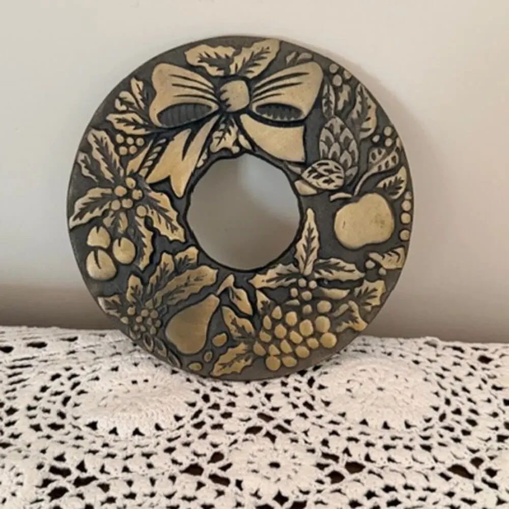 Vintage 1982 Christmas Wreath Cast Metal Trivet Brass Tone 6